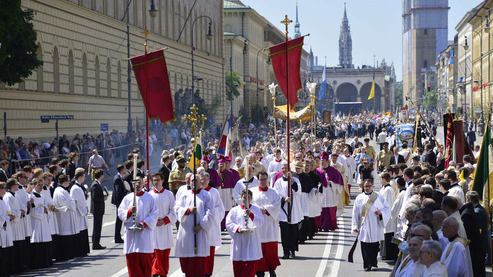 Католические праздники. Fronleichnam праздник в Германии. Corpus Christi праздник в Германии. Католический праздник тела и крови Христовых (Corpus Christi). Вознесение Христа праздник в Германии.