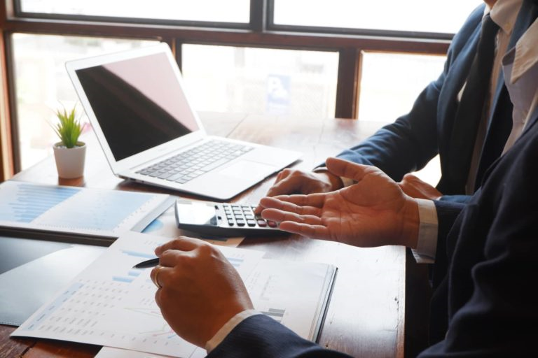 Бизнес совещание. Advisory services. Работник офиса. Консалтинговые услуги. Бизнес консалтинг.